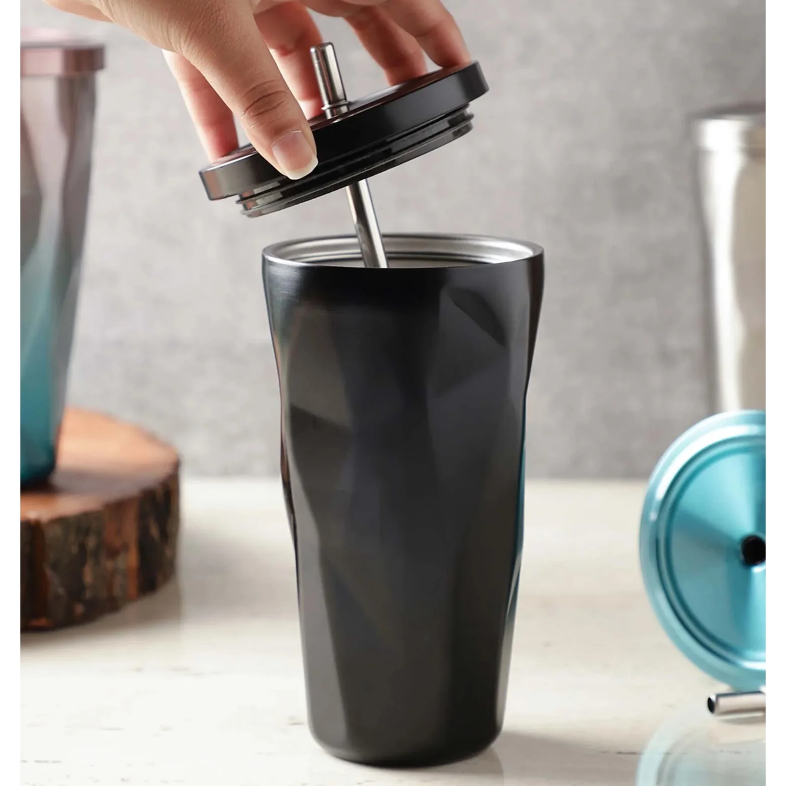 Black Insulated Tumbler with Lid and Steel Straw, 500ml - Image 4